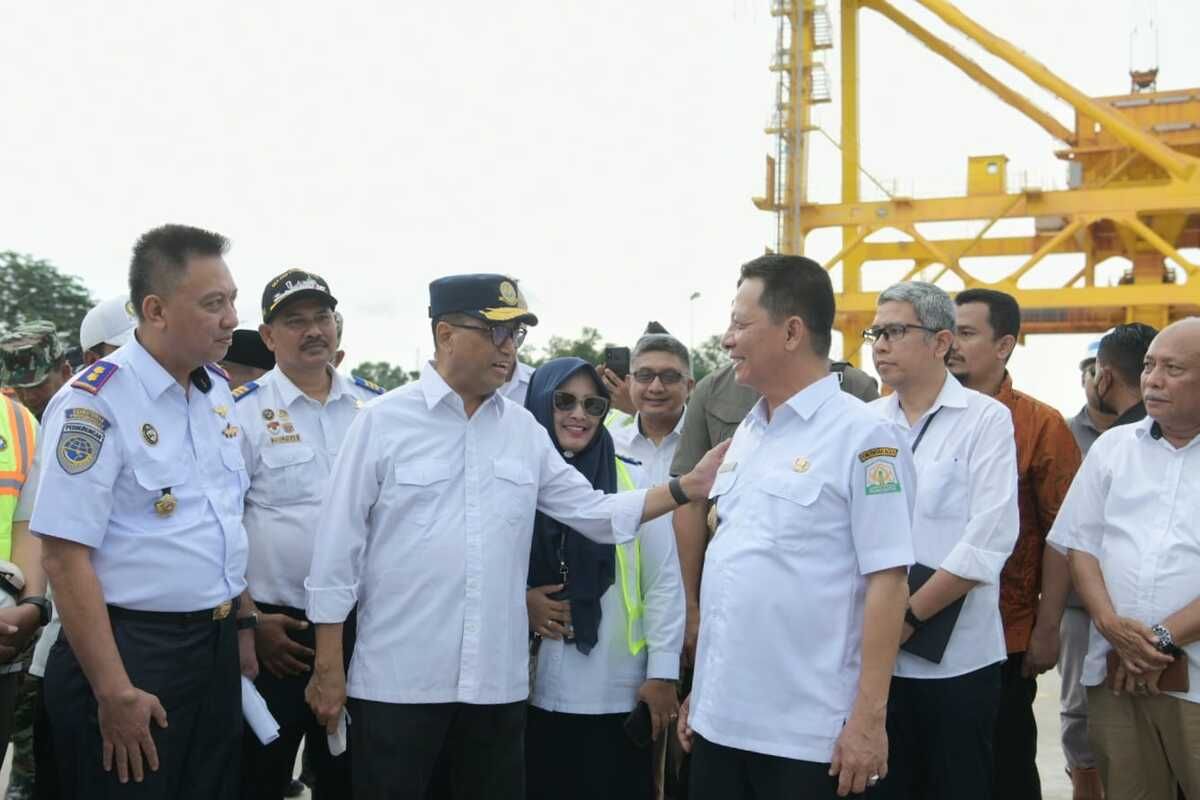 Menteri Perhubungan (Menhub) RI, Budi Karya Sumadi, meninjau kesiapan dermaga 3 Pelabuhan PT Pupuk Iskandar Muda (PIM) di Krueng Geukuh, Kecamatan Dewantara, Kabupaten Aceh Utara, Provinsi Aceh, Jumat, (3/2/2023) sore.