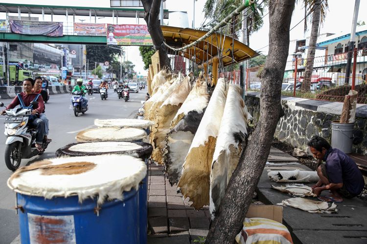 Warga menggunakan masker saat menjual bedug terbuat dari kulit domba di Jl. K.H. Mas Mansyur, Jakarta Pusat, Senin (4/5/2020). Provinsi DKI Jakarta memasuki pelaksanaan pembatasan sosial berskala besar (PSBB) yang diperpanjang ke tahap kedua. Tujuan PSBB ini adalah untuk menekan penyebaran virus corona (Covid-19).