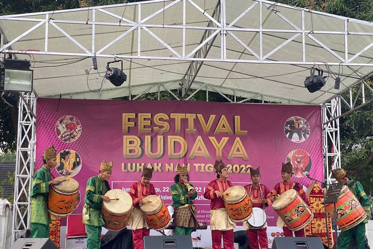 Penampilan kesenian Tambua Tasa pada hari pertama Festival Budaya Luhak Nan Tigo yang digelar pada Jumat (22/7/2022) di Lapangan Bola Masjid Agung Al-Azhar, Jakarta Selatan.