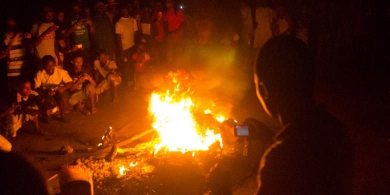 Warga pulau Nosy Be, Madagaskar dikabarkan menonton dan merekam saat ketiga orang Eropa yang dituduh menculik seorang anak kecil dibakar hidup-hidup.