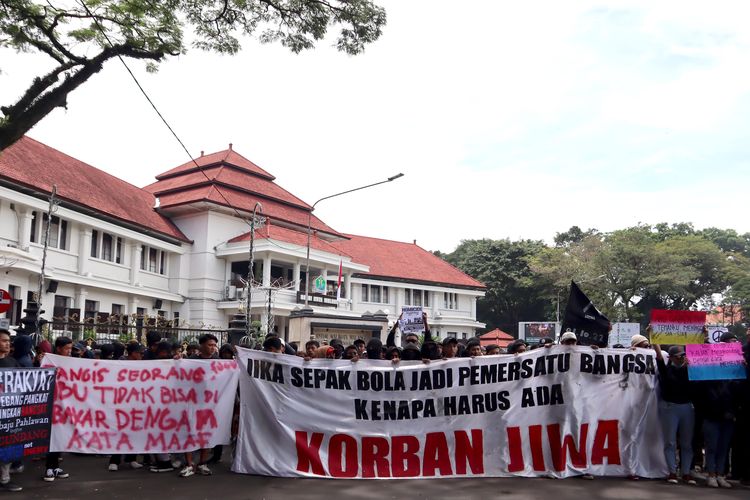 Ratusan suporter Arema FC, Aremania melakukan aksi damai menuntut penegakan hukum yang adil terkait Tragedi Kanjuruhan yang menelan 133 korban meninggal di Kota Malang, Kamis (20/10/2022) pagi.