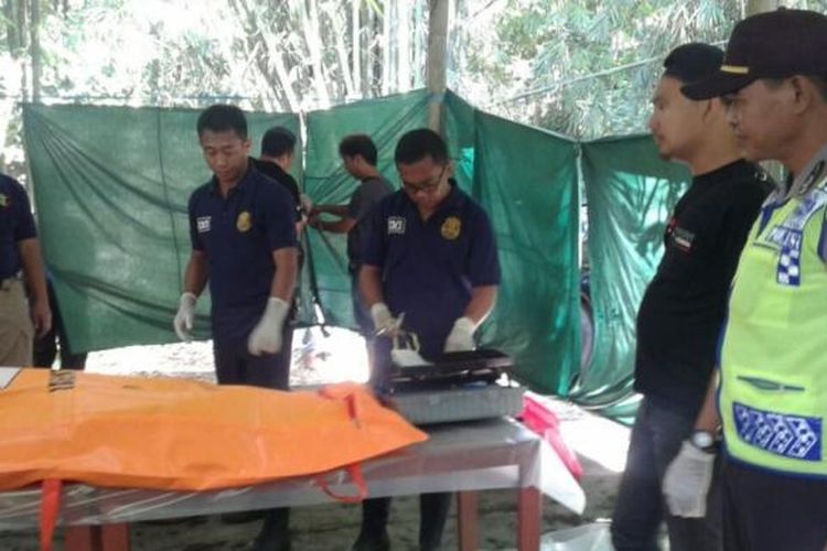 Polisi dan Tim Inafis Polda Jawa Tengah hendak mengidentifikasi jasad Sumiati yang diduga dibunuh Ahmad Fauzi, pacarnya sendiri, Rabu (8/3/2017)