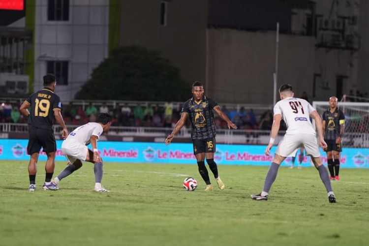 Potret pertandingan Malut United vs PSM Makassar di Stadion Gelora Kie Raha, Sabtu (7/3/2026).