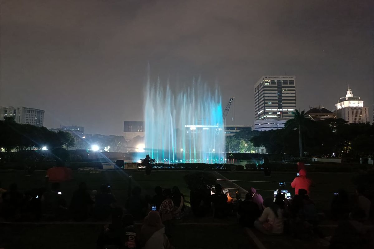 Pertunjukan air mancur di Monas, Jakarta, Kamis (1/6/2023).