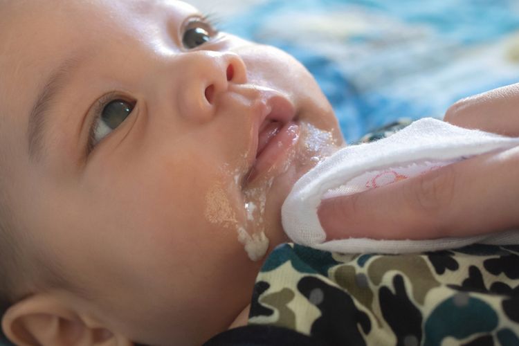 Orangtua perlu tahu ciri-ciri bayi gumoh yang berbahay, seperti mengandung darah dan si kecil tampak rewel. 