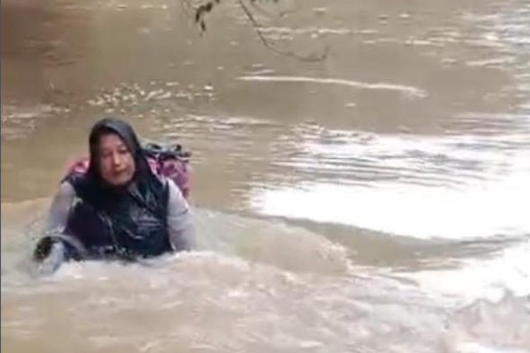 Bidan Seberangi Sungai Demi Obati Pasien TBC, Presiden Prabowo Siapkan Rp26,5 Miliar untuk Bangun Akses Warga