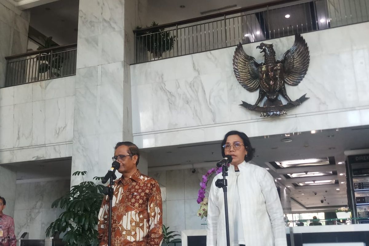 Menteri Keuangan (Menkeu) Sri Mulyani Indrawati dan Menteri Koordinator Politik, Hukum, dan Keamanan (Menko Polhukam) Mahfud MD saat konferensi pers terkait transaksi mencurigakan Rp 300 triliun di Kantor Kemenkeu, Jakarta, Sabtu (11/3/2023).