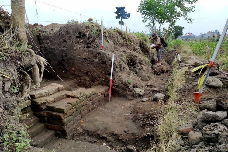 Struktur batu bata kuno di belakang RSUD Mardhi Waluyo Kota Blitar diduga konstruksi pagar sebuah hunian, Jumat (24/9/2021)