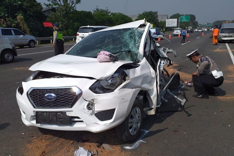 Sat Lantas Polres Bogor tengah mengevakuasi mobil yang terlibat kecelakaan beruntun di Tol Jagorawi, Bogor, Senin (8/7/2019)