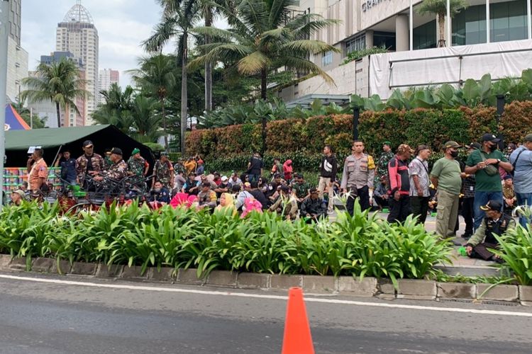Sejumlah warga tampak berdatangan ke kawasan Bundaran Hotel Indonesia (HI) hingga sekitaran Patung Kuda Arjuna Wijaya, Jakarta Pusat, Rabu (5/10/2022) pagi.