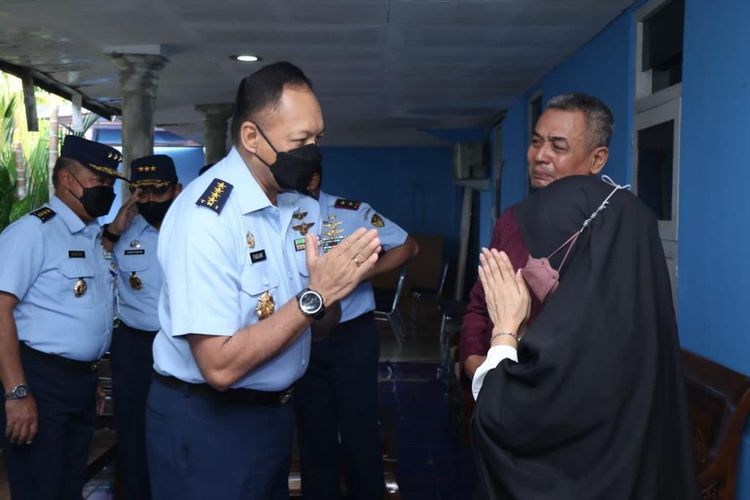 Kepala Staf Angkatan Udara (KSAU) Marsekal Fadjar Prasetyo menemui orang tua mendiang Kapten Pnb (Anumeta) Allan Syafitra Indra Wahyudi, di Pangkalan Udara (Lanud) Halim Perdanakusuma, Jakarta, Rabu (20/7/2022).