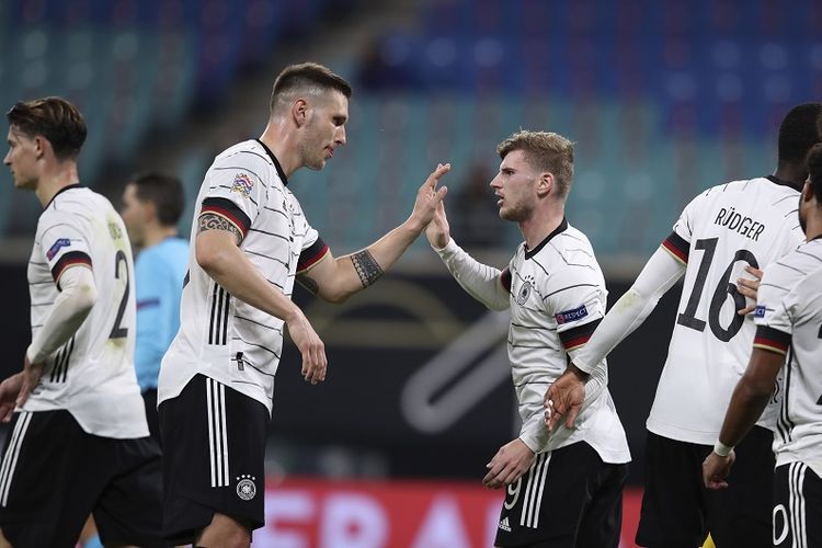 Penyerang Jerman Timo Werner (kiri ke-3) mendapat selamat dari bek Niklas Suele (kedua dari kiri) setelah mencetak gol selama pertandingan Grup 4 UEFA Nations League Jerman vs Ukraina pada 14 November 2020 di Stadion Red Bull Arena di Leipzig, Jerman.