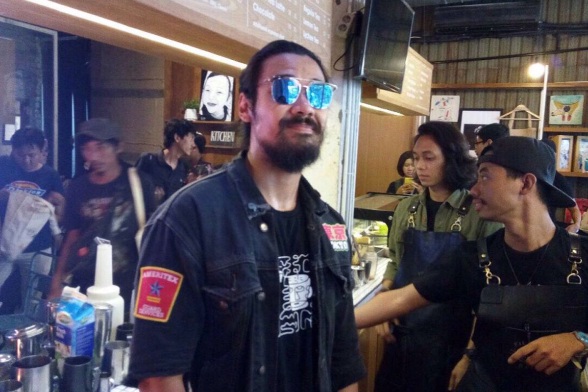 Chicco Jerikho berpose di Kedai Kopi Filosofi Kopi, Blok M, Jakarta Selatan, Kamis (23/11/2017).