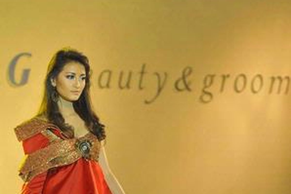 Rina Mariana (22), berprofesi sebagai bidan, terpilih sebagai Bintang Pantene 2011.