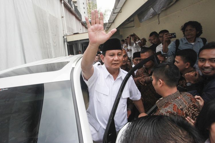 Ketua Umum Partai Gerindra Prabowo Subianto melambaikan tangannya kepada kader Gerindra usai menghadiri acara Rapat Kerja Nasional Bidang Advokasi dan Hukum DPP Gerindra  di Jakarta, Kamis (5/4). Dalam acara yang diselenggarakan secara tertutup tersebut Prabowo akan memberikan arahan dan pidato politiknya kepada seluruh kader Partai Gerindra yang hadir.  ANTARA FOTO/Muhammad Adimaja/foc/18.