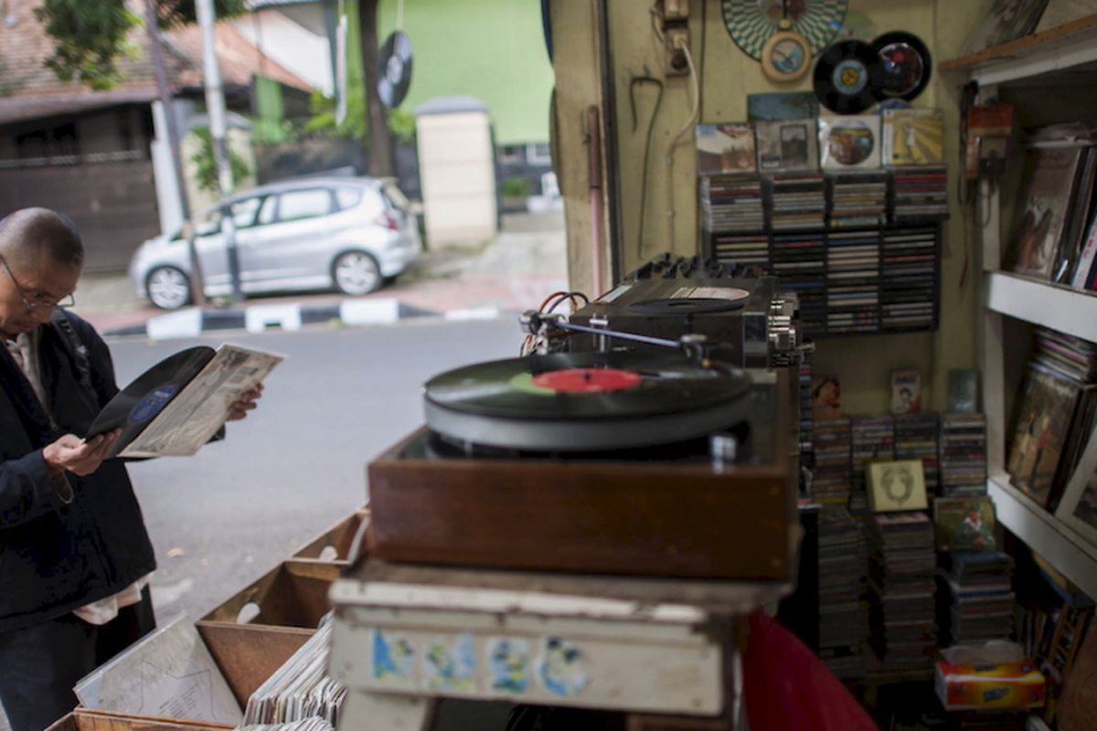 Beragam piringan hitam (vinil) dari artis lokal dan mancanegara dijual di Jalan Surabaya, Jakarta Pusat, Rabu (15/3/2017). Tempat ini menjadi salah satu pusat penjualan piringan hitam di Jakarta.