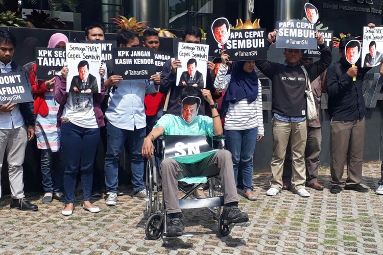 Sejumlah elemen yang tergabung dalam Koalisi Masyarakat Sipil Antikorupsi berunjuk rasa di depan Komisi Pemberantasan Korupsi (KPK), Kamis (14/9/2017). Mereka mendesak KPK untuk menahan Setya Novanto. 