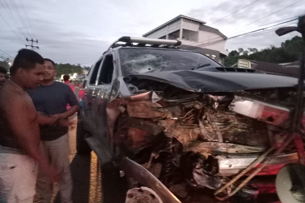 Kondisi mobil Hilux yang diderek ke Polres setelah kecelakaan di Jalan Baru Esau Sesa Manokwari