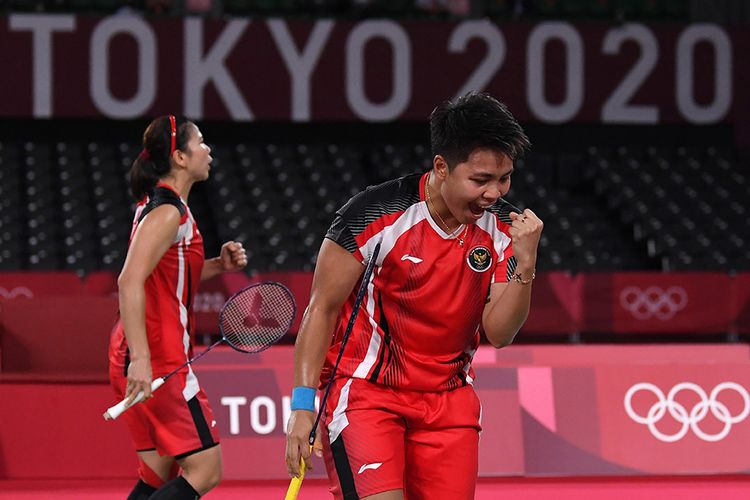 Pebulutangkis ganda putri Indonesia Greysia Pollii/Apriyani Rahayu melakukan selebrasi seusai mencetak angka saat melawan ganda putri Korea Selatan Lee Sohee/Shin Seungchan dalam semifinal Olimpiade Tokyo 2020 di Musashino Forest Sport Plaza, Tokyo, Jepang, Sabtu (31/7/2021). Greysia/Apriyani menang 21-19, 21-17 dan melaju ke final. ANTARA FOTO/Sigid Kurniawan/foc.