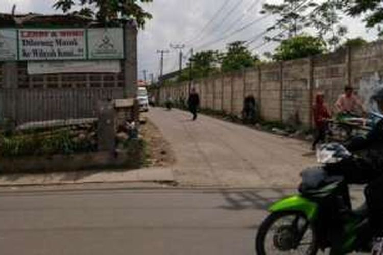 Spanduk penolakan kaum lesbian dan homosksual terpasang di sebuah tembok di Jalan Cijerah-Cigondewah, Kelurahan Cigondewah Kaler, Kecamatan Bandung Kulon, Kota Bandung, Jawa Barat, Rabu (27/1/2016). 