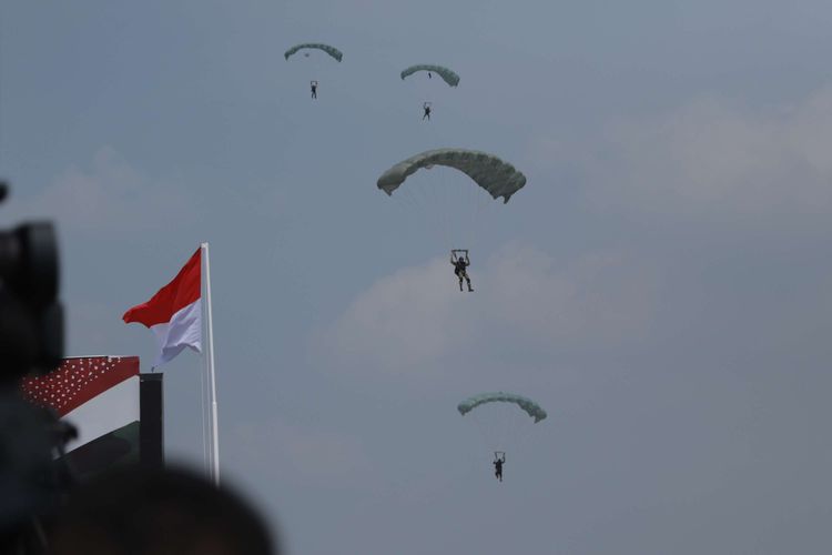 Riuh Tepuk Tangan Masyarakat Sambut 