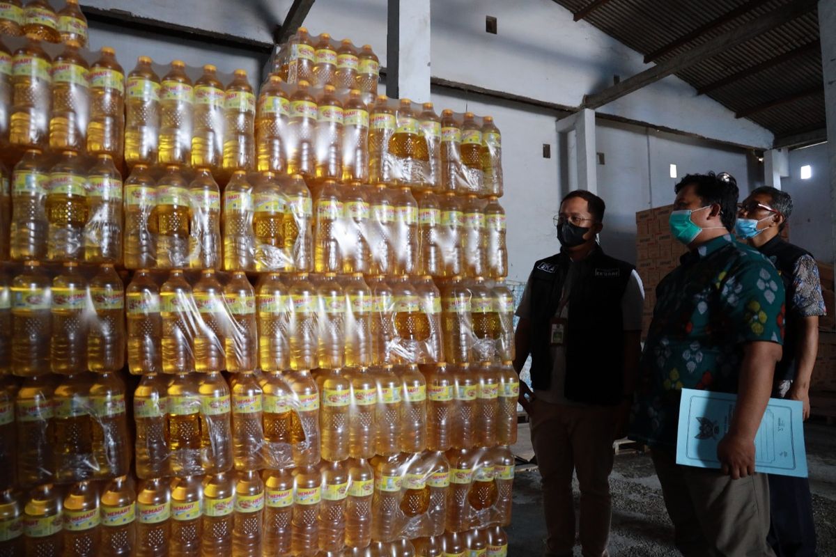 Petugas Dinas Perindustrian dan Perdagangan Kota Kediri, Jawa Timur, saat melakukan pemantauan stok minyak goreng di sebuah distributor wilayah Kecamatan Mojoroto.