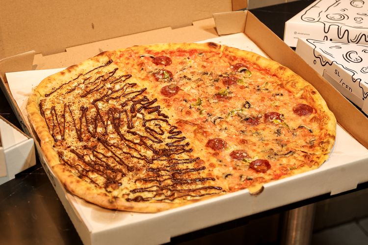 Potongan piza dengan topping Nutella dan peperoni di Sliced Pizzeria.