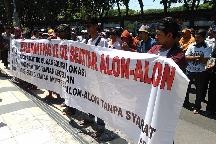 Para PKL Alun-alun Gresik berdemonstrasi di depan gedung DPRD menolak dipindah ke lokasi yang baru.