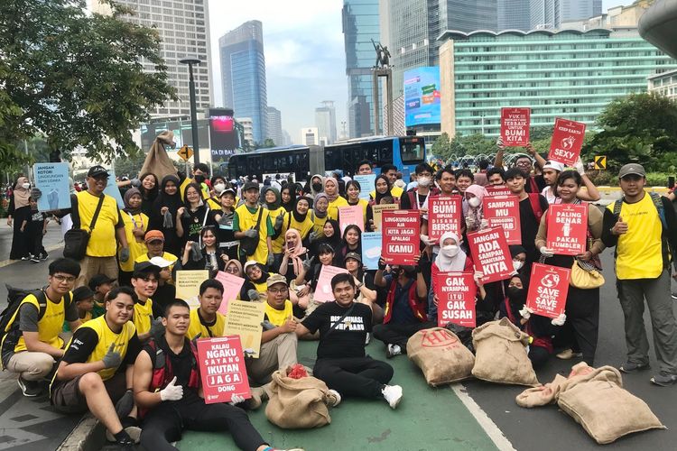 SayaPilihBumi menggelar aksi bersih-bersih dalam balutan program Circular City Clean di Car Free Day (CFD) Jakarta, Minggu (9/7/2023).