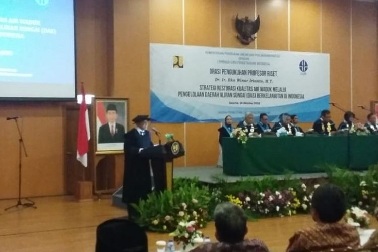 Eko Winar Irianto menyampaikan orasi saat dikukuhkan menjadi Profesor Riset Bidang Teknik Lingkungan Sumber Daya Air di kantor Kementerian PUPR, Jakarta, Kamis (18/10/2018).