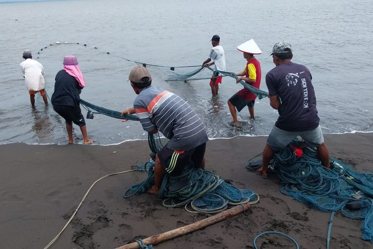 Nelayan menangkap ikan di Pantai Wonosari, Kelurahan Sobo, Kecamatan Banyuwangi, Rabu (15/1/2025). 