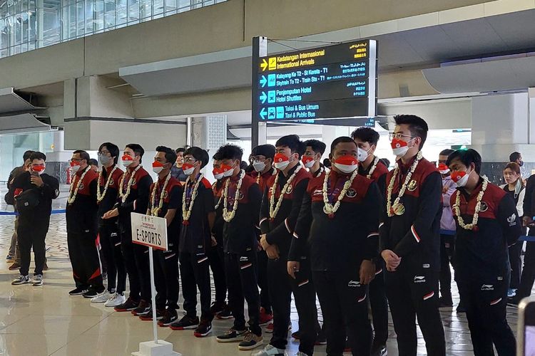 Tim Esport Indonesia yang bertanding di nomor PUBG Mobile dan berhasil meraih medali emas SEA Games 2021 Vietnam tiba di Bandara Soekarno Hatta, Tangerang, Banten, Kamis (26/5/2022).