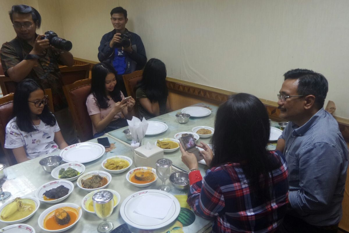 Calon wakil gubernur DKI Djarot Saiful Hidayat makan bersama keluarganya usai mencoblos, Rabu (19/4/2017). 
