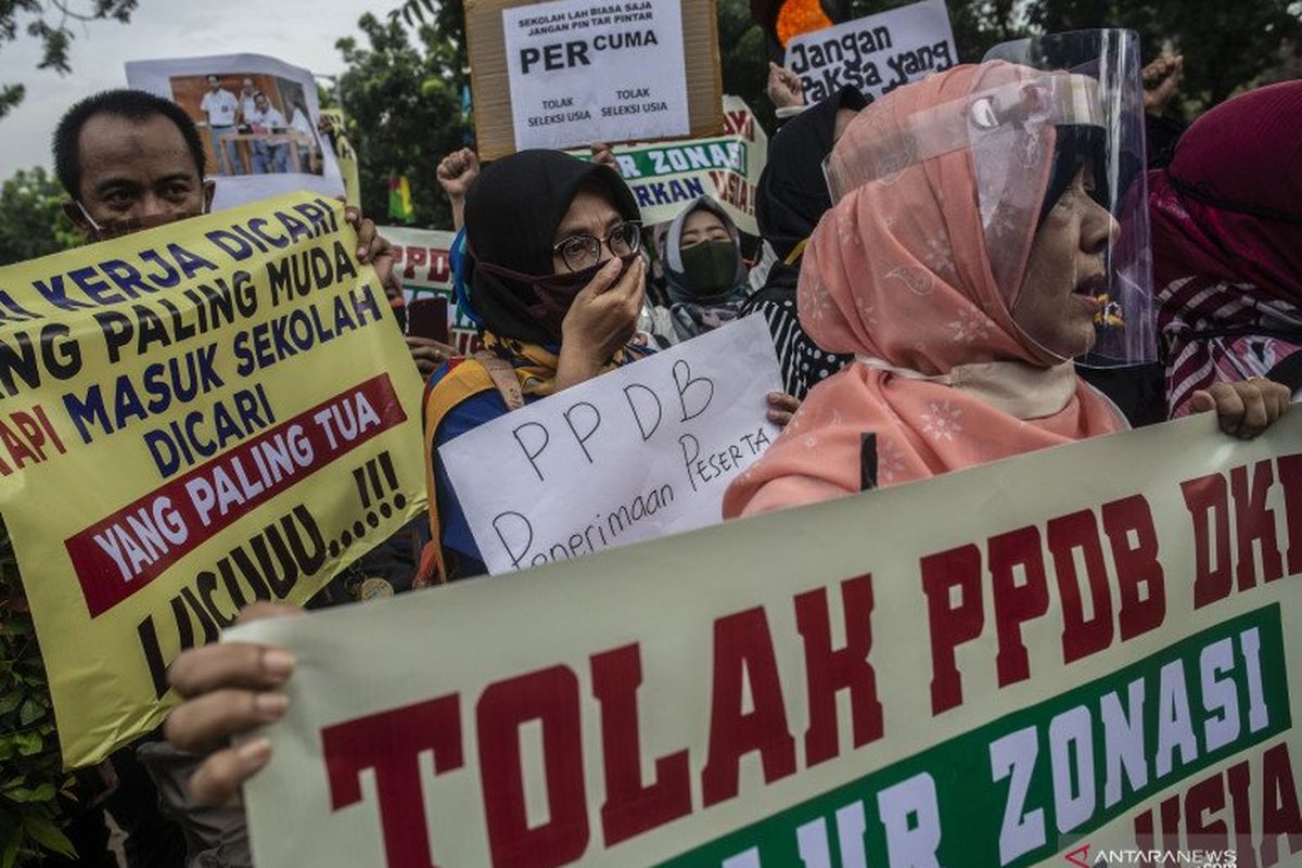 Sejumlah orang tua murid terdampak PPDB DKI Jakarta melakukan aksi unjuk rasa di depan Gedung Balaikota DKI Jakarta, Jakarta Pusat, Selasa (23/6/2020).