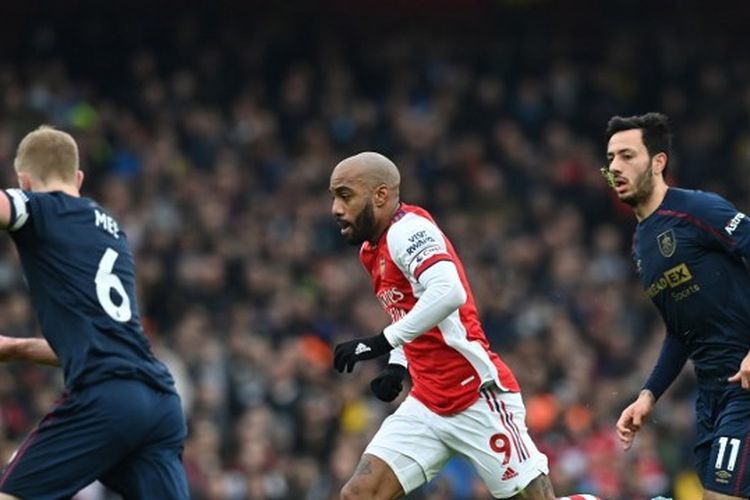 Alexandre Lacazette (tengah) coba mengejar bola dalam laga Arsenal Vs Burnley. Pertandingan pekan ke-23 Premier League 2021-2022 tersebut digelar di Stadion Emirates, London, pada Minggu (23/1/2022) waktu setempat.