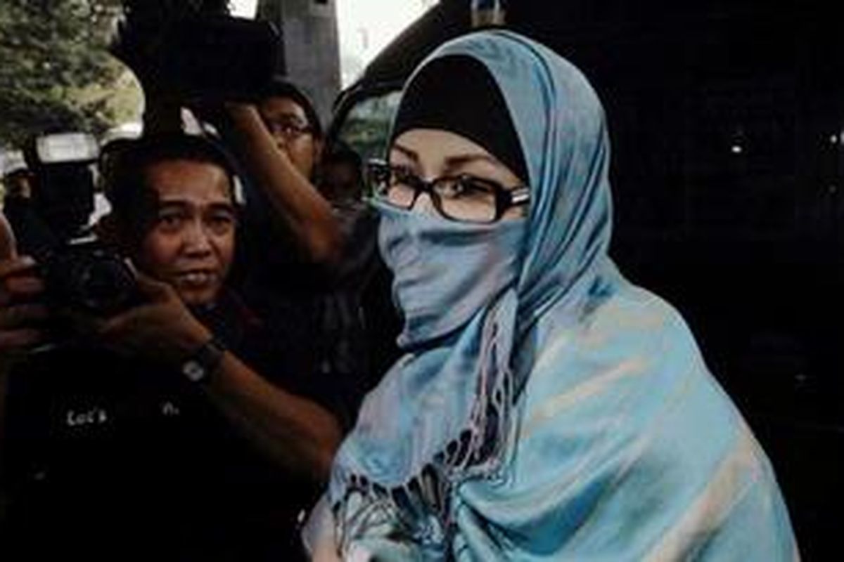 Tersangka, Neneng Sri Wahyuni memasuki gedung Komisi Pemberantadan Korupsi, Jakarta, Rabu (10/10/2012). Berkas pemeriksaan istri mantan Bendahara umum Partai Demokrat, Muhammad Nazaruddin, tersebut telah selesai dan siap disidangkan.