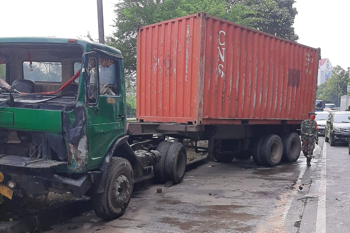 Truk kontainer yang terperosok di Jalan Letjend S Parman, Jakarta Barat, Senin (4/5/2020) siang, setelah diangkat dan dipindahkan ke pinggir jalan.