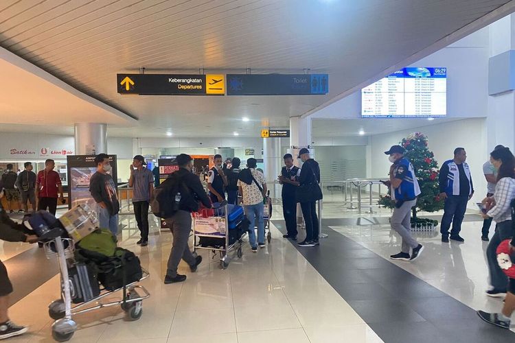 Sejumlah penumpang memasuki bandara Pattimura Ambon, Selasa (3/1/2023)