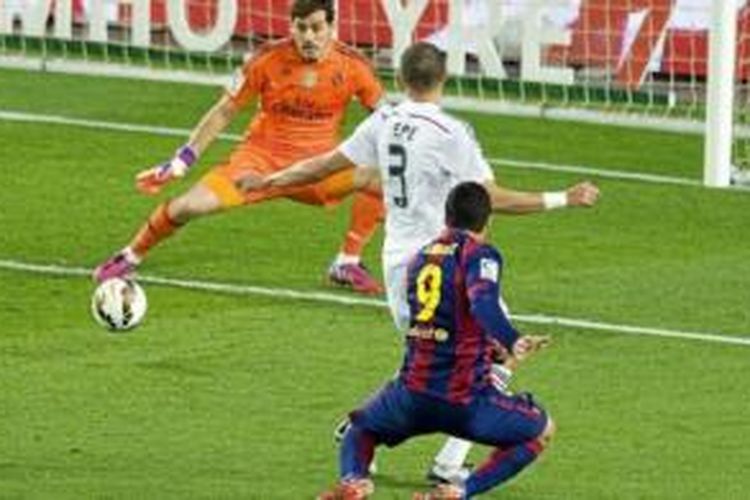  Iker Casillas coba menahan bola tembakan Luis Suarez dalam partai El Clasico di Camp Nou, Senin (23/3/2015) dini hari. 