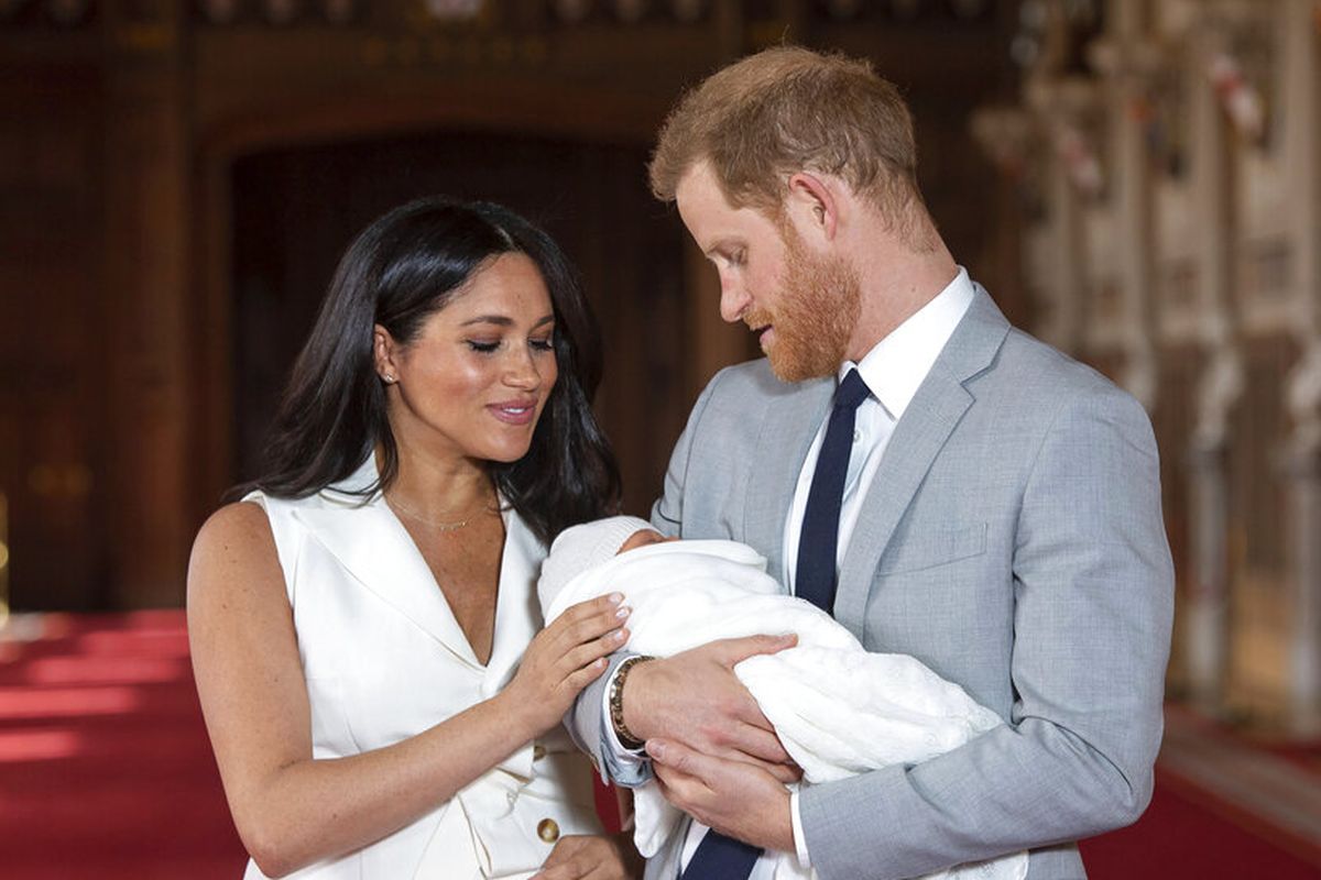  Dalam file foto Rabu 8 Mei 2019 ini Pangeran Harry dan Meghan, Duchess of Sussex, berpose selama sesi pemotretan dengan putra mereka yang baru lahir Archie, di St George's Hall di Kastil Windsor, Windsor, Inggris selatan.