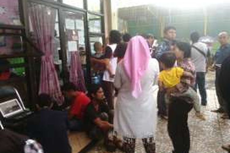 Warga mendatangi klinik Bidan M Elly Novita S yang terletak di Jalan Raya Centex, Kecamatan Ciracas, Jakarta Timur. Kamis (30/6/2016)