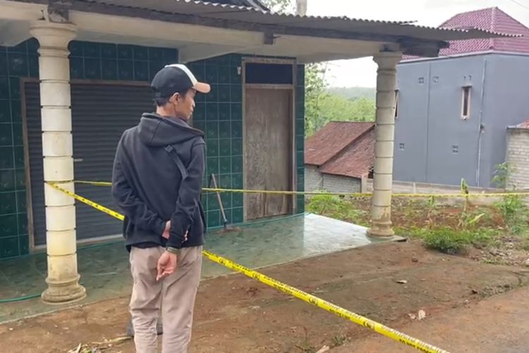 LOKASI KEJADIAN--Satreskrim Polres Ponorogo memasang garis polisi di lokasi kejadian penemuan jasad kakek Ahmad Suyoto (52), warga Dukuh Krajan, Desa Pulung, Kecamatan Pulung, Kabupaten Ponorogo, Jawa Timur ditemukan tewas tergeletak berlumur darah, Senin (1/1/2024) dinihari