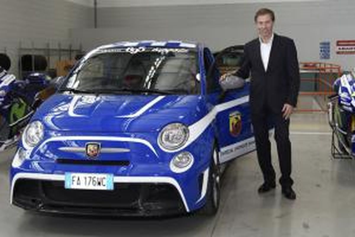 Abarth 695 Biposto Yamaha Factory Racing Edition bersama Manajer tim Yamaha Racing Lin Jarvis.