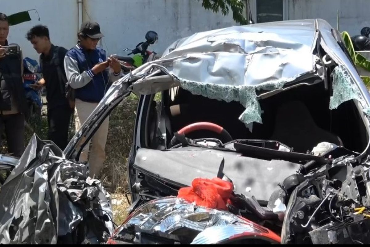 Kecelakaan lalu lintas tragis terjadi di ruas Tol Pejagan–Pemalang KM 290+700 B (jalur one way), wilayah Kecamatan Warureja, Kabupaten Tegal, Jawa Tengah mengakibatkan mobil korban ringsek total, Kamis (19/3/2026).