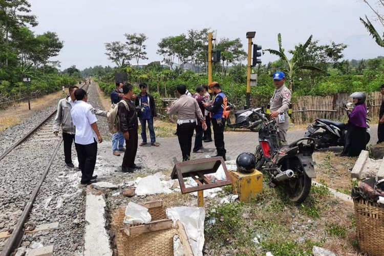 Polisi melakukan olah TKP setelah terjadi kecelakaan di perlintasan kereta api tanpa palang pintu di Desa Kabat, Kecamatan Kabat.

Moh Ardi Wijaya (28), warga Desa Kedaleman, Kecamatan Rogojampi, Banyuwangi, Jawa Timur, nyaris tewas tertabrak kereta api (KA). Seorang sales penjual garam hampir tewas setelah motor Honda Supra X nomor polisi B 3228 FJQ yang dikendarainya terseret KA di perlintasan pada Rabu (1/11/2023) pagi.
