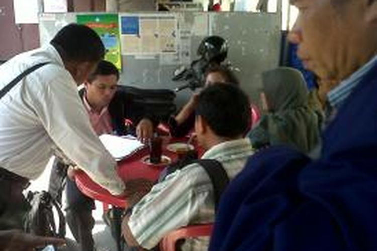 Para guru yang mencoba mempertanyakan nasib dana tunjangan profesi ke Dinas Pendidikan dan Pengajaran, Pematangsiantar, Sumatera Utara, Rabu (30/4/2014).