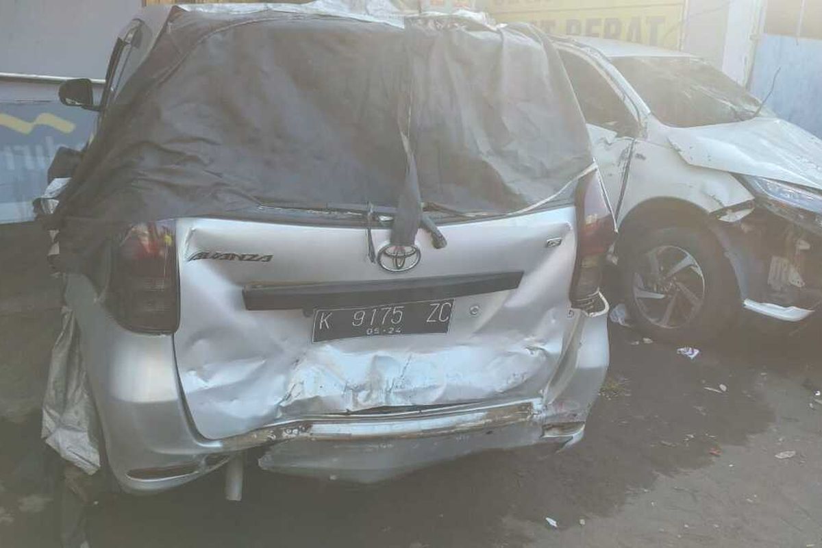 Dua mobil yang mengalami tabrakan beruntun di Banguntapan, Bantul, DIY