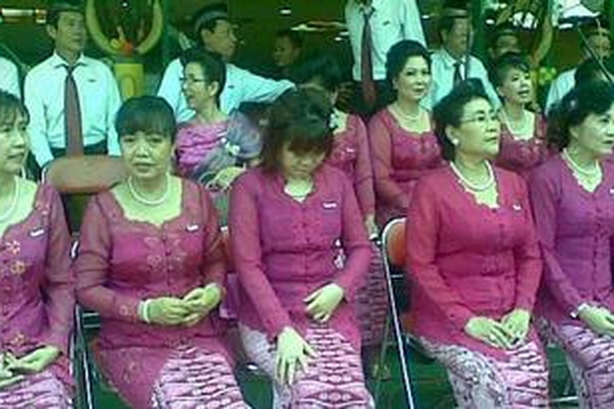 Group paduan suara Ibu-ibu Pedagang Pasar Atom Surabaya keturunan Tiong Hoa ramaikan peringatan HUT RI ke-66, Rabu (17/8/2011). 