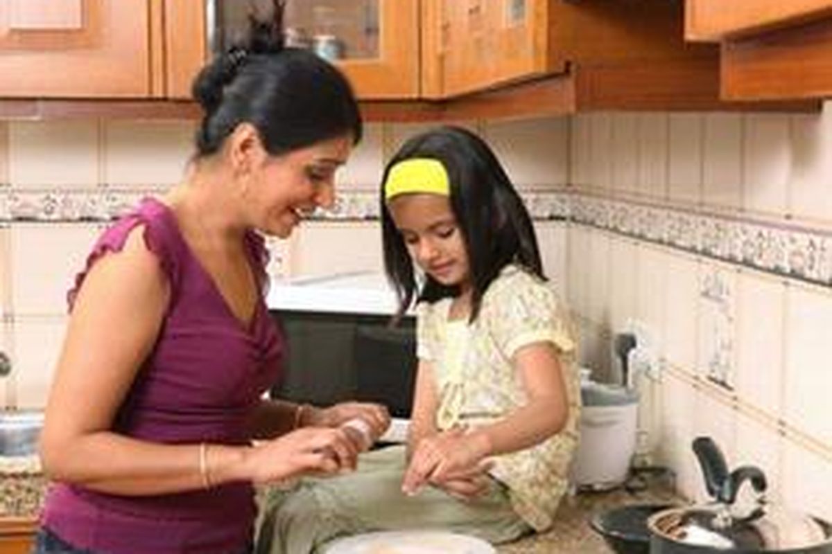 Ajak anak menyiapkan menu makan yang diinginkannya.