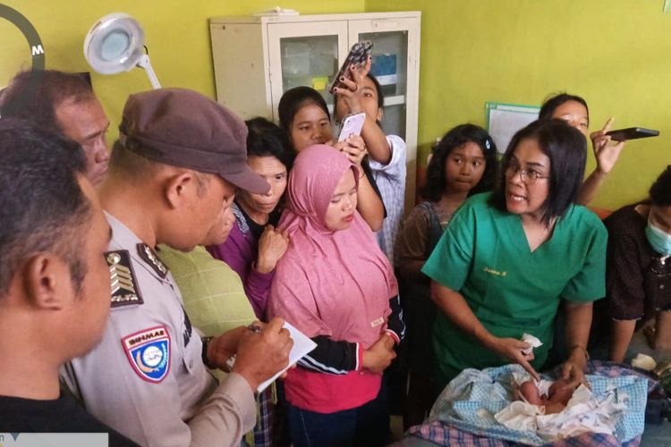 Warga saat menemukan bayi yang diduga sengaja ditinggalkan orangtua di tepi jalan di Kabupaten Taput, Sumatera Utara, Jum'at (24/5/2024)